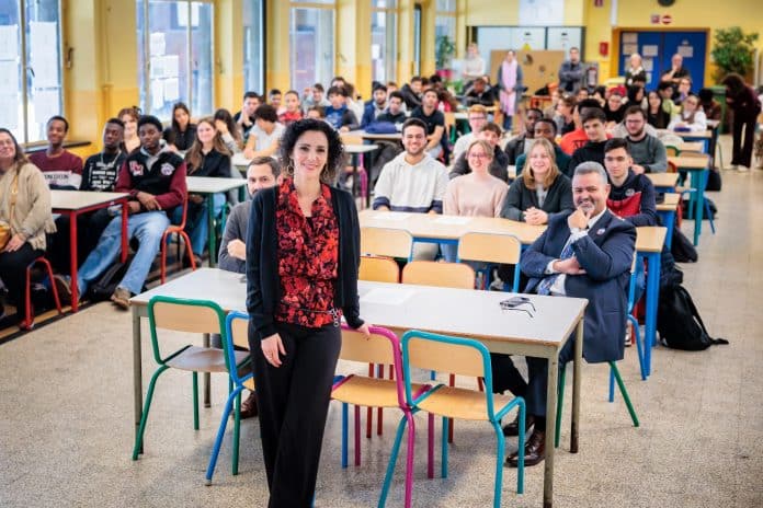 Belgische minister van Buitenlandse Zaken Hadja Lahbi voor de klas, afgebeeld in foto.