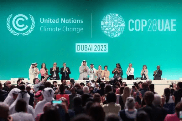 Een staande ovatie tijdens de goedkeuring van de slotverklaring van COP28 in Dubai, afgebeeld in foto.