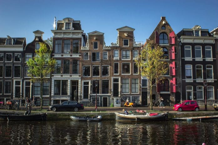 Huizen in Amsterdam, Nederland, afgebeeld in foto.