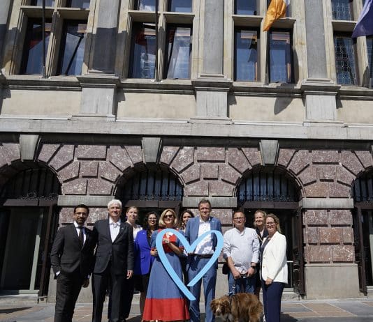 Vertegenwoordigers van de NGO's Sürya, PAG-ASA en Payoke, samen met de Belgische minister van Justitie, Paul Van Tigchelt en vertegenwoordigers van UNODC en IOM, bij de lancering van de Blue Heart-campagne tegen mensenhandel in Antwerpen, België