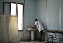 A nurse washes his hands in the emergency room at Madina Hospital in Mogadishu, Somalia. UN Photo:Tobin Jones