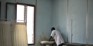 A nurse washes his hands in the emergency room at Madina Hospital in Mogadishu, Somalia. UN Photo:Tobin Jones