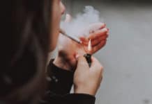 covid-19 smoking fotografierende-unsplash-2