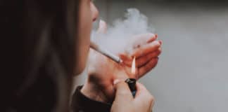 covid-19 smoking fotografierende-unsplash-2