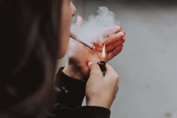 covid-19 smoking fotografierende-unsplash-2