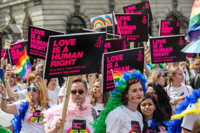 Mennesker på Pride-demonstrasjon