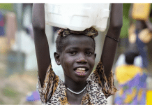 Sandy Chuol, 10, på vei hjem med en dunk med rent vann som hun har hentet ved en UNICEF-støttet vannpost i den krigsherjede byen Malakal i Sør-Sudan. Foto: UNICEF/UN0215532/Rich