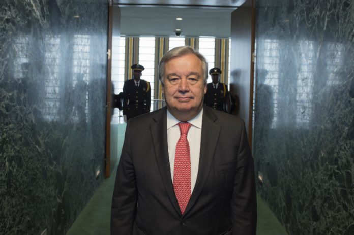 António Guterres, Secretário-Geral indigitado, a caminho do plenário da setenta e primeira sessão da Assembleia Geral para aprovar a sua nomeação como nono Secretário-Geral das Nações Unidas.