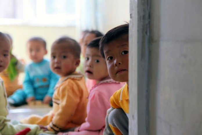 Crianças na escola olham para a porta