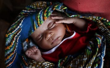 Criança dorme descandamente na República Centro-Africana. UNICEF / Bindra