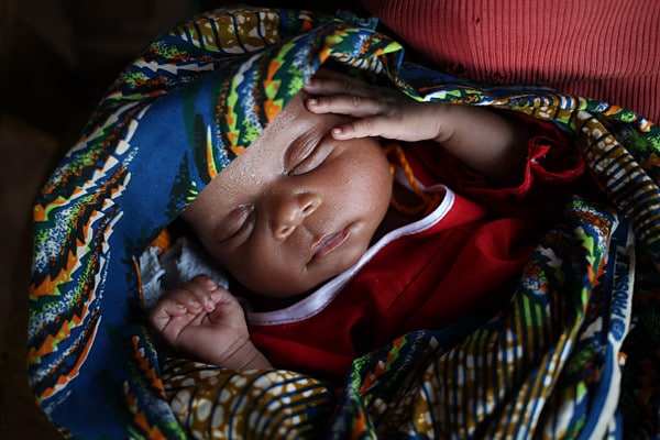 Criança dorme descandamente na República Centro-Africana. UNICEF / Bindra