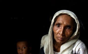 Mulher idosa e bebé rohignya no campo de regufiados de Tekfan, em Cox Bazar, no Bangladesh. Créditos: ACNUR / G.M.B.Akash