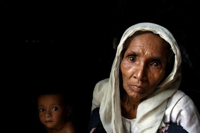 Mulher idosa e bebé rohignya no campo de regufiados de Tekfan, em Cox Bazar, no Bangladesh. Créditos: ACNUR / G.M.B.Akash