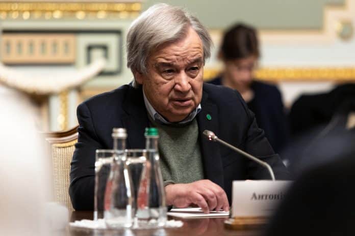 O Secretário-Geral António Guterres reúne-se com Volodymyr Zelenskyy (não na foto), Presidente da Ucrânia. António Guterres encontra-se em Kiev, na Ucrânia, para negociar a continuação da Iniciativa para os Cereais do Mar Negro, um acordo entre a Ucrânia e a Rússia, negociado no ano passado, que permite a exportação de cereais de ambos os países.