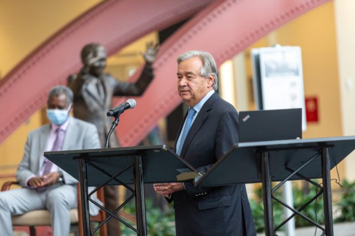 António Guterres står vid ett podium