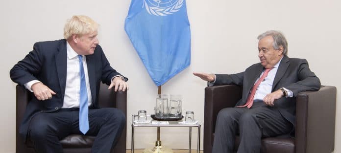 Storbritanniens premiär minister Boris Johnson diskuterar med António Guterres