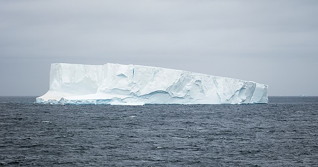 Havsyta och glaciär i bakgrunden