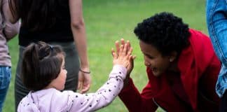 Två personer som gör high five