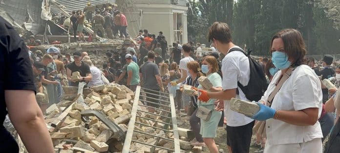 En krissituation efter ett missilangrepp i stadsmiljö utomhus