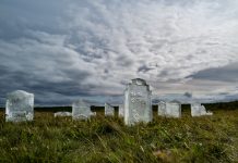 En naturbild av gravstenar av is